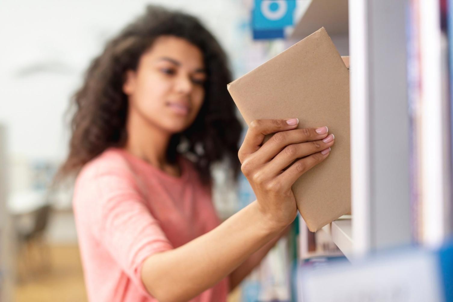 Espace d'apprentissage moderne avec des ressources pédagogiques sur les finances