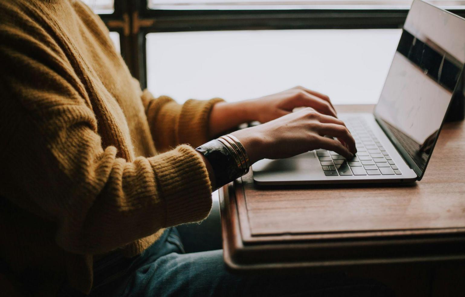 Étudiants en formation finance travaillant sur des analyses financières