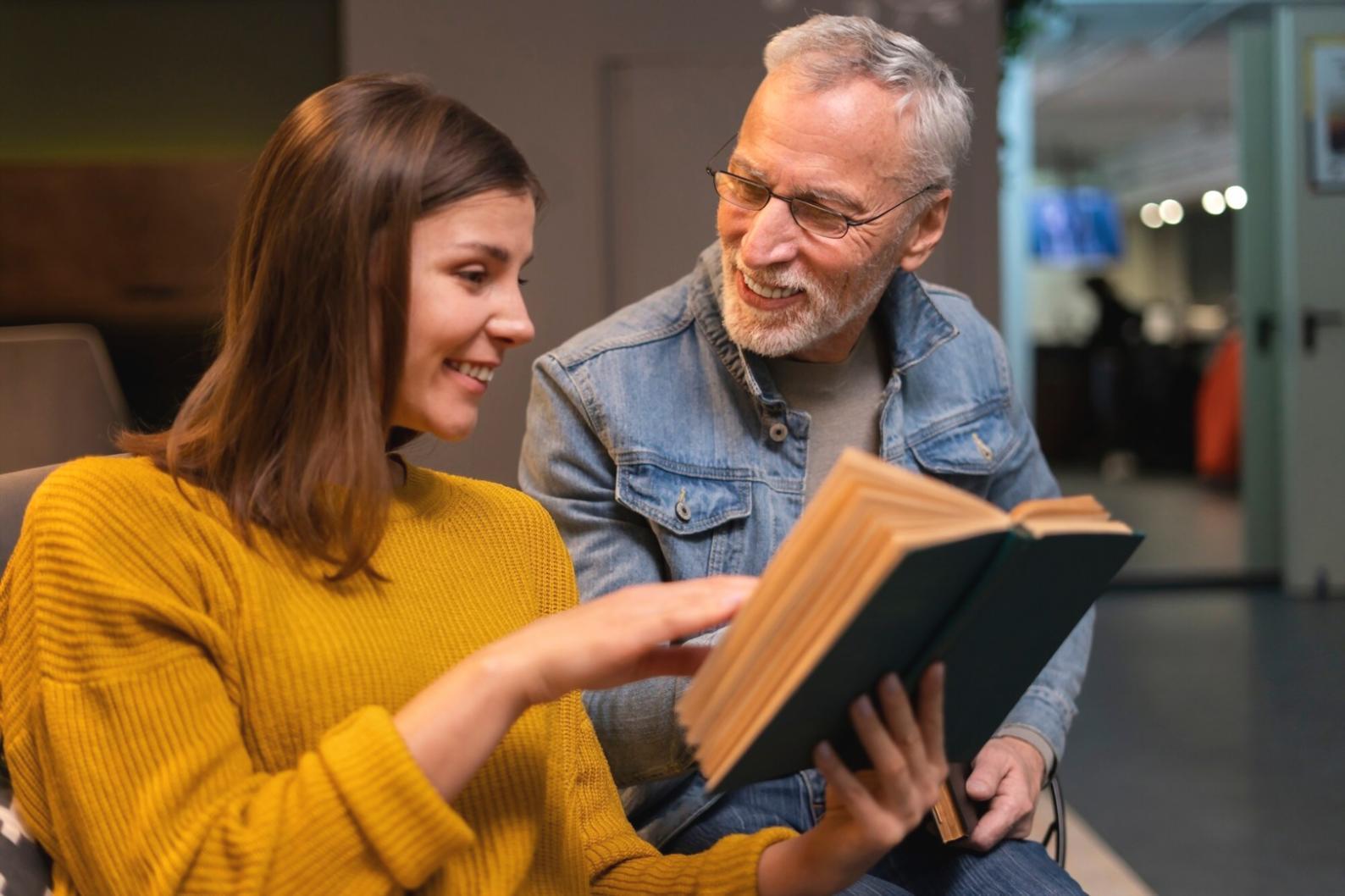 Consultation personnalisée entre un conseiller pédagogique et un apprenant sur les finances