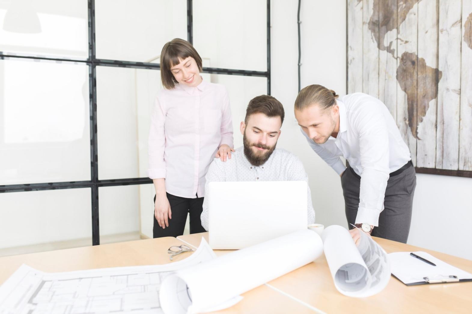 Session de formation individuelle avec mentor et matériel pédagogique adapté