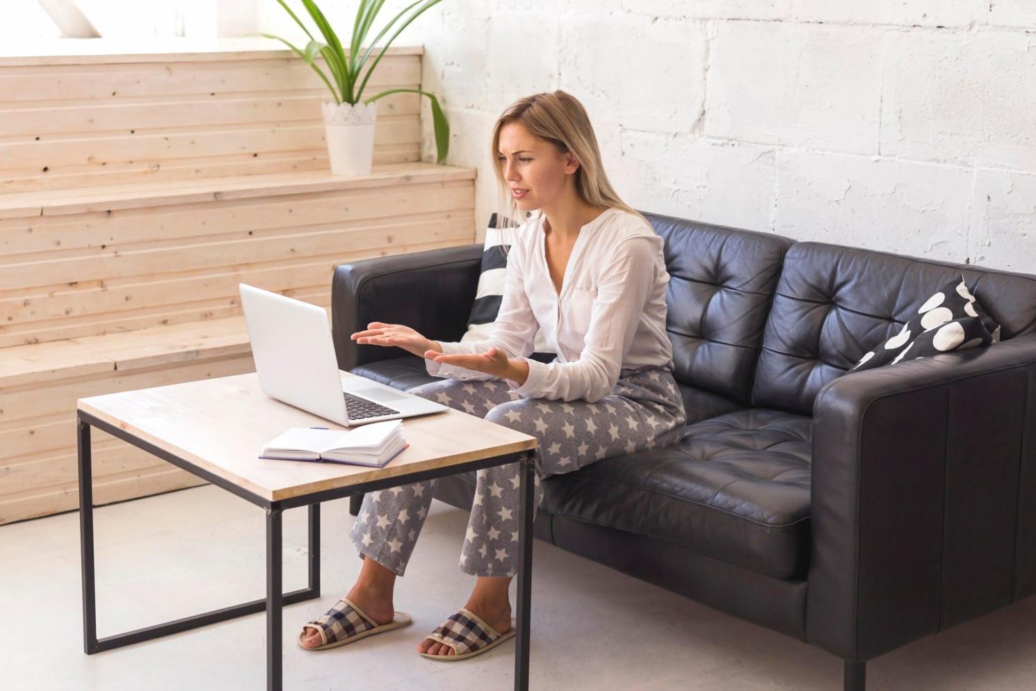 Espace de formation moderne avec tableaux financiers et outils d'apprentissage